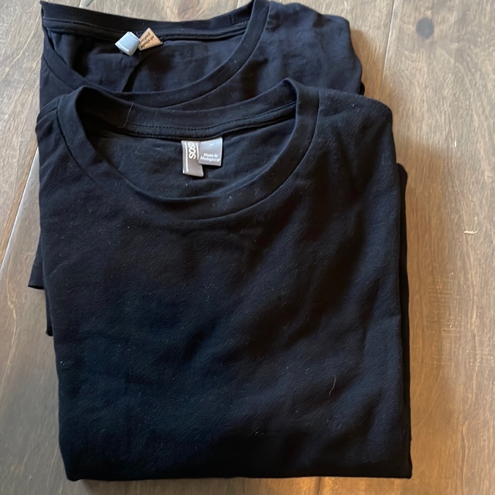 2 black t shirts